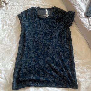 Lulu Lemon Swifty Tech Short Sleeve (navy blue cheetah)